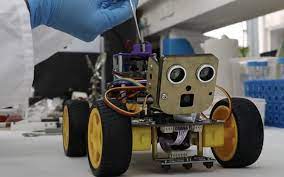 Israeli scientists develop sniffing robot with locust antennae 